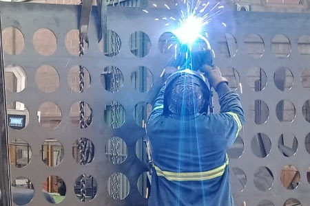 soldador fabricando estructura metalica